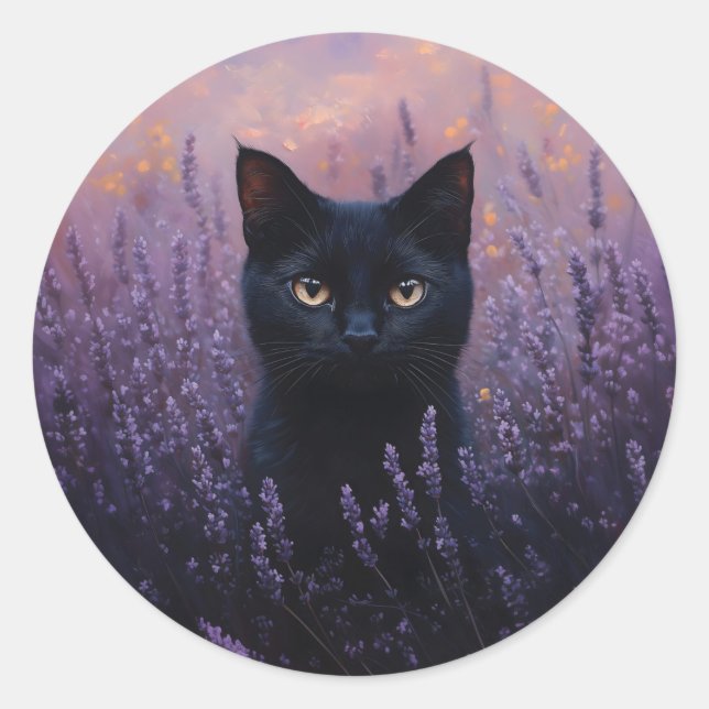 Adesivo Redondo Gato Preto numa Ilustração de Campo de Lavanda (Frente)