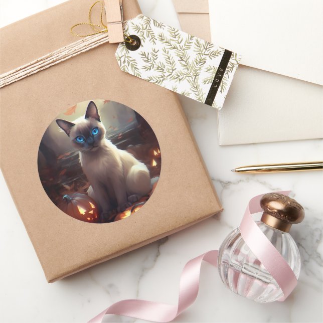 Adesivo Redondo Gato Siamês do Halloween Com Pumpkins Assustado (Presentear)