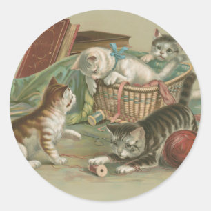 Adesivo Redondo Gatos Vitorianos Antigos Brincando na Cesta de Cos