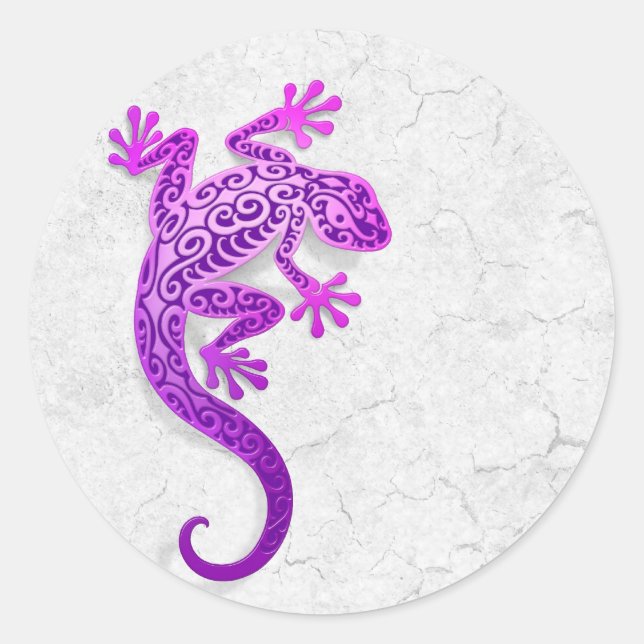 Adesivo Redondo Gecko Roxo Subindo em uma Parede Branca (Frente)