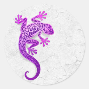 Adesivo Redondo Gecko Roxo Subindo em uma Parede Branca