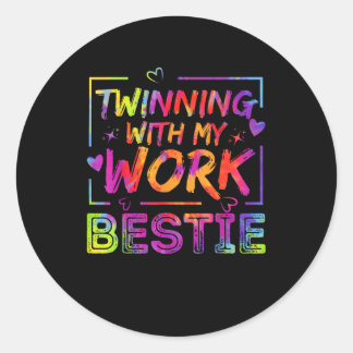 Adesivo Redondo Geminando com meu trabalho Bestie Spirit Wee Melho