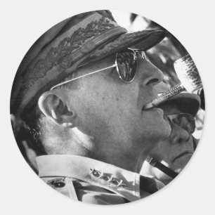 Adesivo Redondo General Douglas MacArthur com Corncob Pipe