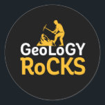 Adesivo Redondo Geology Rocks Funny Geological Science Puns<br><div class="desc">Geologia Rocks. Design de trocadilhos engraçados para aqueles que adoram estudar geologia e coletar tipos de rochas. Mercadorias legal e humorísticas para geeks e nerd de ciências da Terra. Perfeito para geólogos, professores universitários e alunos que se formam em ciência geológica. presente de Natal e excelente para família e amigos....</div>