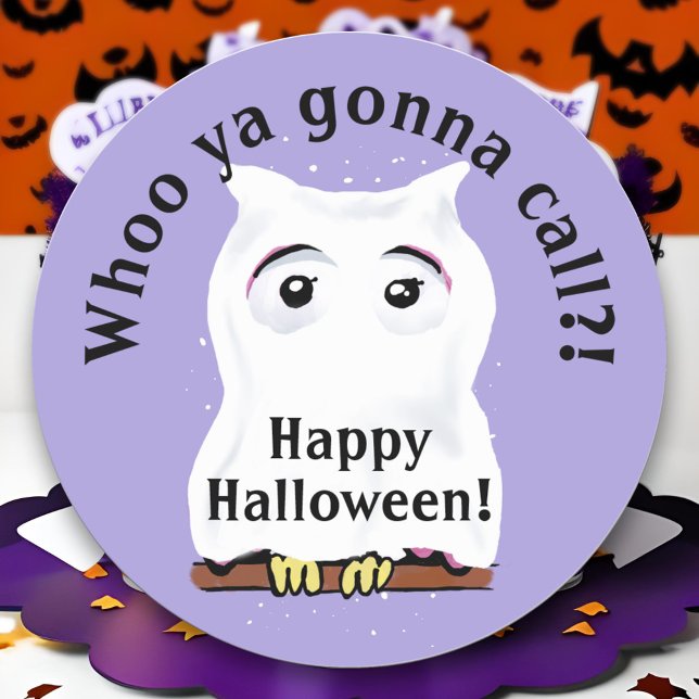 Adesivo Redondo Ghost Owl Halloween Pun Que Ya Vai Ligar (Cute Ghost Owl Halloween Pun Sticker - 'Whoo Ya Gonna Call?' Customizable Spooky trick or treat kids)