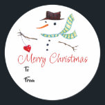 Adesivo Redondo Gift Label Christmas Art Snowman Com Coração<br><div class="desc">Um adesivo de etiqueta de presente de arte de boné de neve. Desenhado à mão com caneta e lápis com texto e espaço para adição de nomes (de e para) "Feliz Natal". Este boneco de neve invisível segura um coração numa corda.</div>