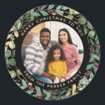 Adesivo Redondo Gilded Greenery Black | Wreath e Photo Christmas<br><div class="desc">Estes belos adesivos fotográficos de férias apresentam uma exuberante e festiva coroa de folhas de ouro,  verde de Natal e bagas brancas em um fundo preto moderno. Sua foto pessoal de casamento ou de família vai para o centro.</div>