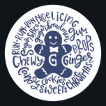 Adesivo Redondo Gingerman Christmas Candy Typografia BLUE<br><div class="desc">Uma composição festiva de tipografia de doces de Natal manuscritos e biscoitos rodeia um biscoito de gengibre com papel giro|. Perfeito para selar as cartas e Cartões de natal de Natal e Feriados ou para enfeitar seus Presentes sob a árvore de Natal! A cor AZUL é totalmente variável, e a...</div>