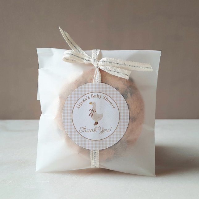 Adesivo Redondo Gingham Goose Baby Shower Stickers in Beige (Criador carregado)