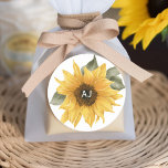 Adesivo Redondo Girassol Russo, favor do Casamento outono<br><div class="desc">Estes encantadores adesivos à volta do casamento de girassol são o toque final perfeito para seus núpcias de temas rústicos. Projetados com um lindo motif de girassol, esses adesivos incorporam o calor e a vibração das estações de verão e outono. Cada adesivo pode ser personalizado com as iniciais da noiva...</div>
