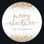 Adesivo Redondo Glam Dourado Glitter Name Merry Christmas<br><div class="desc">Glam Dourado Glitter Name Script Feliz Festa de Natal. Estilo brilhante para os seus favores festivos com brilho dourado falso que bordeja as bordas superior e inferior de ambos os lados e com um roteiro de escrita manual definido para o Feliz Natal. Personalize facilmente o seu nome.</div>