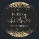 Adesivo Redondo Glam Dourado Glitter Name Merry Christmas Black<br><div class="desc">Glam Dourado Glitter Name Script Merry Christmas Party Black. Ouro clássico e preto para os seus favores festivos com brilho falso nas bordas superior e inferior de ambos os lados e num roteiro de escrita manual definido para o Feliz Natal. Personalize facilmente o seu nome.</div>