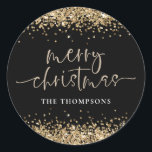 Adesivo Redondo Glam Dourado Glitter Name Merry Christmas Black<br><div class="desc">Glam Dourado Glitter Name Script Merry Christmas Party Black. Ouro clássico e preto para os seus favores festivos com brilho falso nas bordas superior e inferior de ambos os lados e num roteiro de escrita manual definido para o Feliz Natal. Personalize facilmente o seu nome.</div>