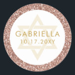 Adesivo Redondo Glitter Cor-de-Rosa Dourada e Bat Dourado Mitzvah<br><div class="desc">Glitter rosa de ouro quico e moderno e personalização dourada com um adesivo Star de David projetado para convites Bat Mitzvah e etiquetas de favor,  com nome e data de festa. Papel de coordenação e decoração disponível nas Coleções de Largura Rosa Dourada com Rosa de Grama de Papel.</div>