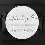 Adesivo Redondo Glitter prateado brilha obrigado casamento<br><div class="desc">Fundo de prata falsa,  decorado com falso brilho,  faíscas. Com o texto: Obrigado por compartilhar nosso dia especial,  com um coração pequeno. Personalize e adicione seus nomes.</div>