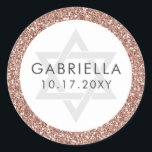 Adesivo Redondo Glitter Rosa Bat Mitzvah Rosa Dourado<br><div class="desc">Rosa de chic com brilho dourado e texto moderno de cinza com a Estrela de David em um adesivo projetado para convites Bat Mitzvah e etiquetas de favor, com nome personalizado e data de festa. Papel de coordenação e decoração disponível nas Coleções de Largura Rosa Dourada com Rosa de Grama...</div>