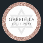 Adesivo Redondo Glitter Rosa Bat Mitzvah Rosa Dourado<br><div class="desc">Rosa de chic com brilho dourado e texto moderno de cinza com a Estrela de David em um adesivo projetado para convites Bat Mitzvah e etiquetas de favor, com nome personalizado e data de festa. Papel de coordenação e decoração disponível nas Coleções de Largura Rosa Dourada com Rosa de Grama...</div>