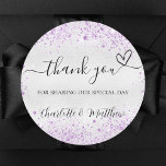 Adesivo Redondo Glitter roxo de prata brilha obrigado casamento<br><div class="desc">Fundo de prata falsa,  decorado com brilho violeta roxo,  faíscas. Com o texto: Obrigado por compartilhar nosso dia especial,  com um coração pequeno. Personalize e adicione seus nomes.</div>