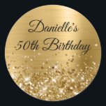 Adesivo Redondo Glittery Gold Foil 50th Birthday<br><div class="desc">Crie seu próprio rico monograma na moda marco de aniversário de celebração de envelopes para ela. O plano de fundo apresenta um gráfico de arte digital em formato digital, com formato embebido em metal amarelo ouro. Ao longo do fundo está uma banda de dourado faux glitter girly glam. Personalize a...</div>