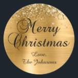 Adesivo Redondo Glittery Gold Foil Merry Christmas Family<br><div class="desc">Caligrafia de rico Vestido Vestido de Natal para seus cartões de cartões de natal. Personalize o tamanho ou estilo da fonte para o nome da família, conforme necessário. A brilhante folha de ouro e a folha metálica escovada de ouro são elementos de arte digital que impressão gostam de uma foto....</div>
