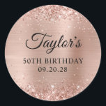Adesivo Redondo Glittery Light Rosa Gold Foil 50th Birthday<br><div class="desc">Crie os seus autocolantes 50ª festa de aniversário. Glitter rosa dourado cintilante, cintilante, em uma imagem digital de folha metálica fina e esbranquiçada. Personalize os estilos de fonte para criar o seu próprio adesivo design para sua celebração especial. Uma caligrafia elegante clássica emparelhada com uma fonte serif de todos os...</div>