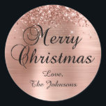 Adesivo Redondo Glittery Rosa Gold Foil Merry Christmas Family<br><div class="desc">Caligrafia de rico Vestido Vestido de Natal para seus cartões de cartões de natal. Personalize o tamanho ou estilo da fonte para o nome da família,  conforme necessário. A brilhante rosa dourada brilhante e a folha metálica escovada são elementos de arte digital que impressão gostam de uma foto.</div>