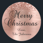 Adesivo Redondo Glittery Rosa Gold Foil Merry Christmas Family<br><div class="desc">Caligrafia de rico Vestido Vestido de Natal para seus cartões de cartões de natal. Personalize o tamanho ou estilo da fonte para o nome da família,  conforme necessário. A brilhante rosa dourada brilhante e a folha metálica escovada são elementos de arte digital que impressão gostam de uma foto.</div>