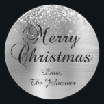 Adesivo Redondo Glittery Silver Foil Merry Christmas Family<br><div class="desc">Caligrafia de rico Vestido Vestido de Natal para seus cartões de cartões de natal. Personalize o tamanho ou estilo da fonte para o nome da família, conforme necessário. As cinzas reluzentes, as cinzas de prata e a película esfregada em folhas metálicas são elementos de arte digital que impressão gostam de...</div>