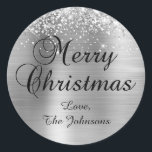 Adesivo Redondo Glittery Silver Foil Merry Christmas Family<br><div class="desc">Caligrafia de rico Vestido Vestido de Natal para seus cartões de cartões de natal. Personalize o tamanho ou estilo da fonte para o nome da família, conforme necessário. As cinzas reluzentes, as cinzas de prata e a película esfregada em folhas metálicas são elementos de arte digital que impressão gostam de...</div>