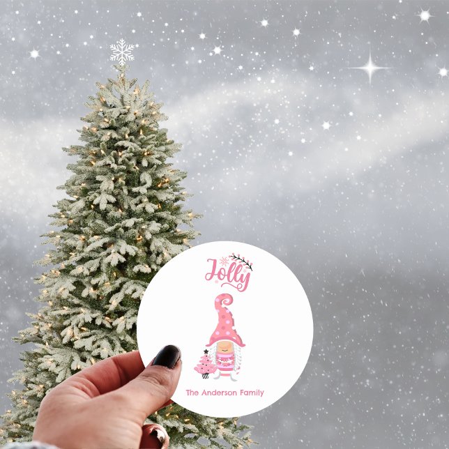 Adesivo Redondo Gnomo Menina de Natal Rosa com Chapéu de Vinho Ale (Pink Christmas Girl Gnome With Winer Hat Jolly Classic Round Sticker - Personalized Festive Greeting)