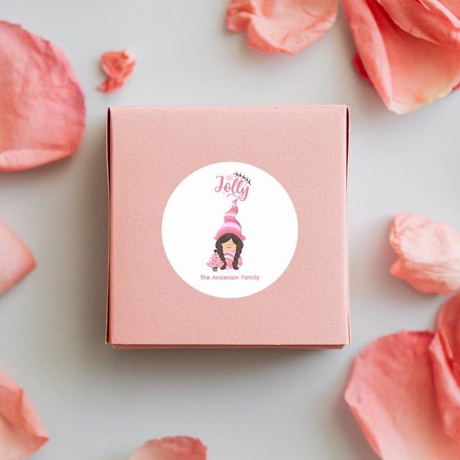 Adesivo Redondo Gnomo Rosa De Natal Com Cabelo Escuro Jolly (Pink Christmas Girl Gnome With Dark Hair Jolly Classic Round Sticker - Personalized Festive Greeting)