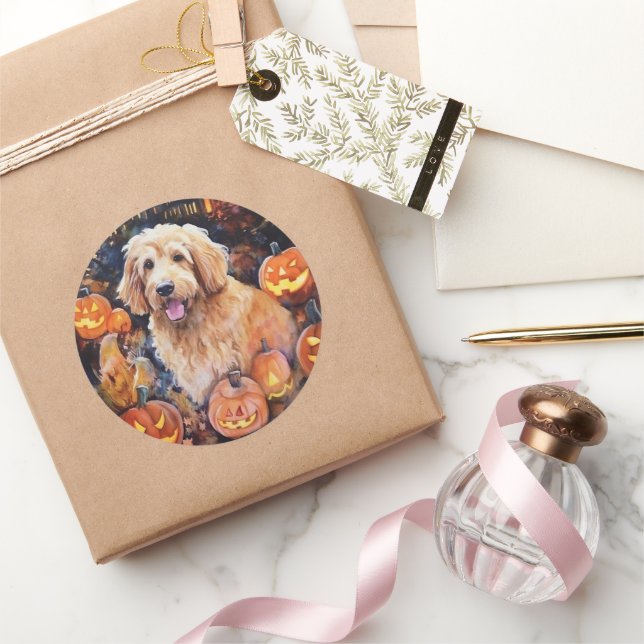 Adesivo Redondo Goldendoodle de Halloween com Abóboras Assustadora (Presentear)