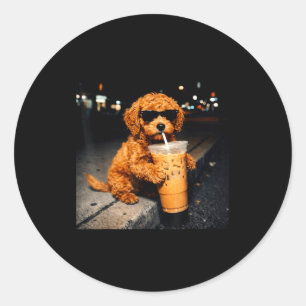 Adesivo Redondo Goldendoodle engraçado bebendo café gelado meme de