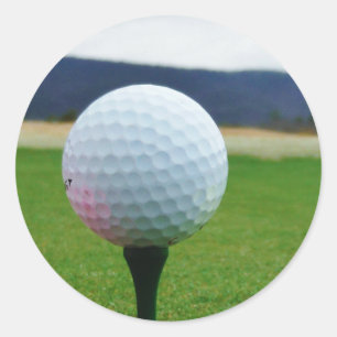 Adesivo Redondo Golf Ball em um campo de golfe na montanha