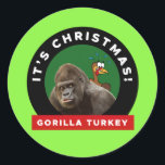 Adesivo Redondo Gorilla Turkey Christmas Pun<br><div class="desc">Humor de Natal na forma de um trocadilho jante e um peru engraçado escondido de um gorila. A redação diz: "É o gorila de Natal na Turquia".</div>