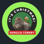 Adesivo Redondo Gorilla Turkey Christmas Pun<br><div class="desc">Humor de Natal na forma de um trocadilho jante e um peru engraçado escondido de um gorila. A redação diz: "É o gorila de Natal na Turquia".</div>