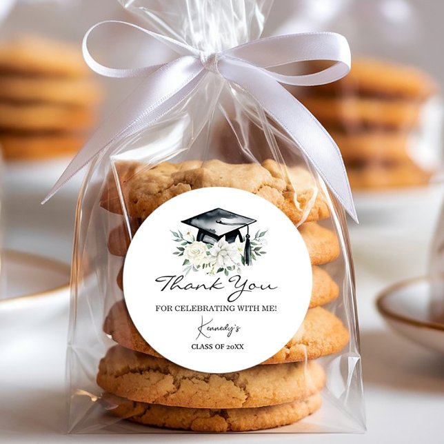 Adesivo Redondo Graduação Elegante Obrigado Sticker - Boné Preto (Celebrate your achievement in style with this elegant graduation thank-you sticker! 🎓✨ #ClassOf2025)