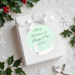 Adesivo Redondo Green Felry Christmas e Snowy Pines<br><div class="desc">Este charmoso adesivo apresenta uma design festiva que captura perfeitamente o espírito da estação,  mostrando pinheiros verdes e enxutos em neve. Não é apenas um adesivo; é um toque delicioso que adiciona um talento pessoal aos seus presentes.</div>