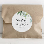 Adesivo Redondo Greenery Calliografia Obrigado Favor De Casamento<br><div class="desc">Este obrigado de caligrafia tropical que você casou, é perfeito para um casamento moderno. A design apresenta predominantemente folhas tropicais verdes. Faça com que a etiqueta do adesivo seja sua, incluindo seus nomes, o evento (se aplicável) e a data. Esses adesivos podem complementar uma recepção de casamento, chá de panela...</div>