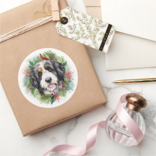 Adesivo Redondo Grinalda de Natal Bernedoodle Cachorro Festivo