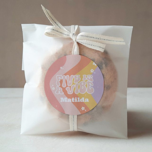 Adesivo Redondo groovy arco-íris 5 é uma margarida retrô legal da  (Criador carregado)