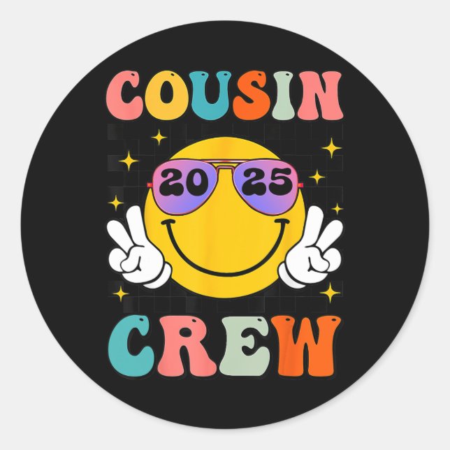 Adesivo Redondo Groovy Cousin Crew 2025 Summer Vacation Beach Fami (Frente)