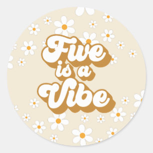 Adesivo Redondo Groovy Five é um Vibe retro Daisy 5º Aniversário