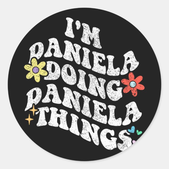 Adesivo Redondo Groovy Im Daniela Fazendo Daniela Coisas Engraçada (Frente)