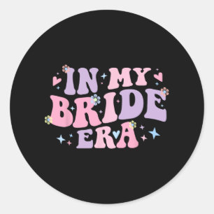 Adesivo Redondo Groovy na Minha Era de Noiva para Mulheres Engajad