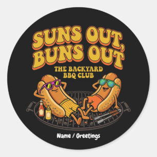 Adesivo Redondo Groovy Suns Out Buns Out Clube de Churrasco no Qui