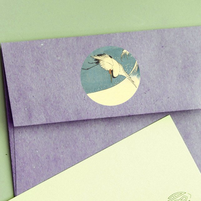 Adesivo Redondo Grua Na Onda Oceânica (Flying white crane bird over wave in ocean blue sky on round stickers.)