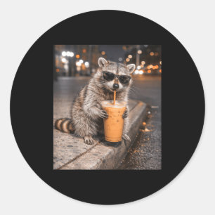Adesivo Redondo Guaxinim bebendo café gelado meme animal engraçado