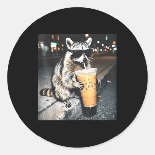 Adesivo Redondo Guaxinim bebendo café gelado meme engraçado de ani