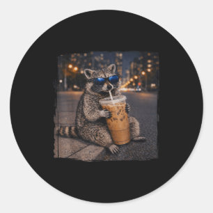 Adesivo Redondo Guaxinim bebendo café gelado meme engraçado de ani